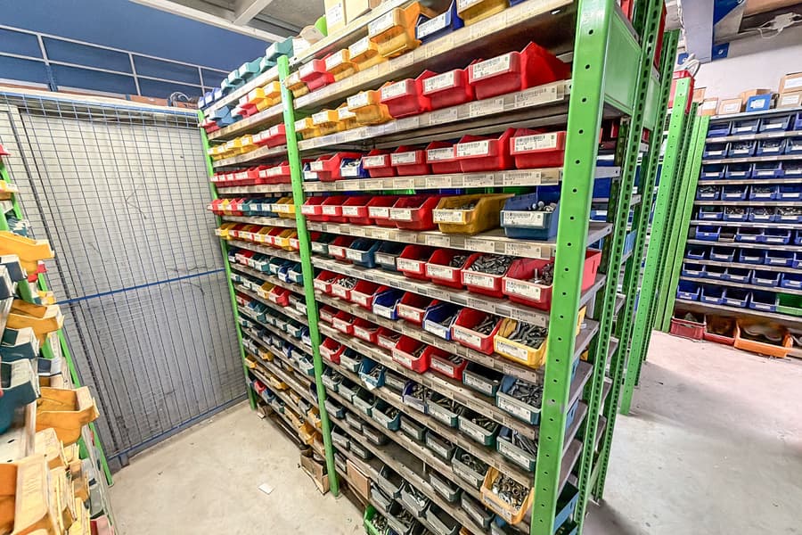 Inhalt von 2 Regalen: Verbindungs- und Befestigungsmaterial